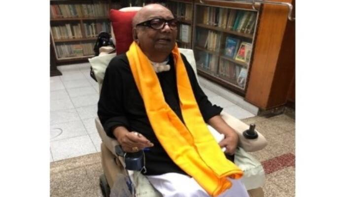 Karunanidhi opposes Modi with black shirt Karunanidhi opposes Modi with black shirt