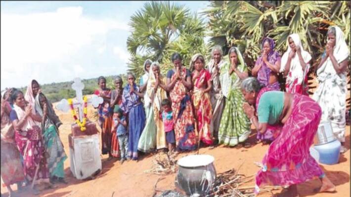 More than 100 women held in struggle Pongal cooked and ate protest continues More than 100 women held in struggle Pongal cooked and ate protest continues