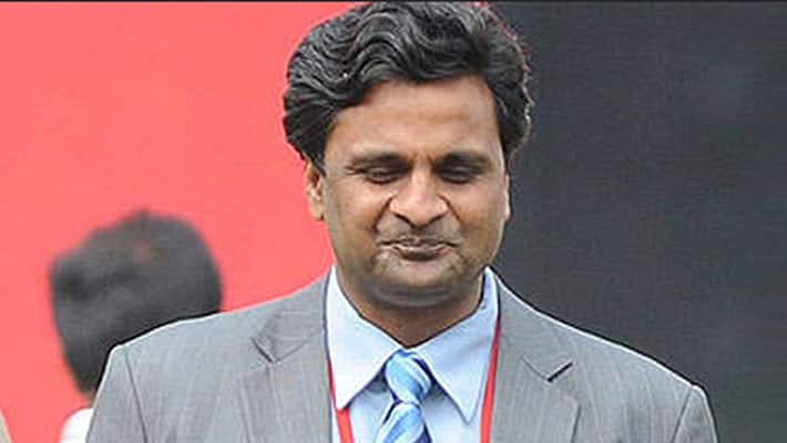 Former Indian cricketer Javagal Srinath waiting for train picture goes viral spb Former Indian cricketer Javagal Srinath waiting for train picture goes viral spb