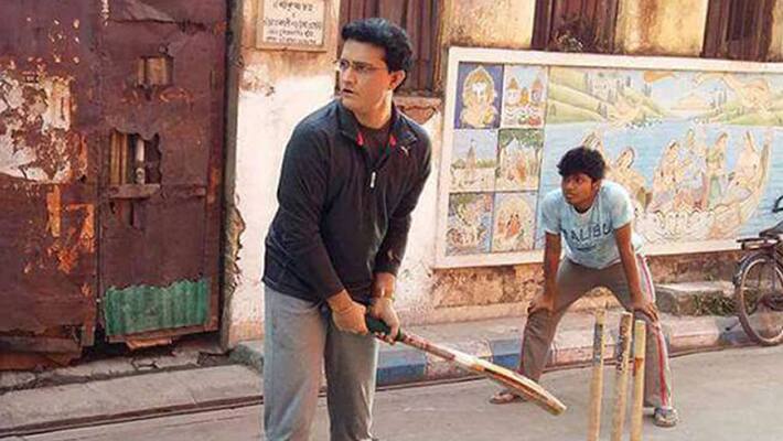 Sourav Ganguly playing gully cricket on streets of Kolkata Sourav Ganguly playing gully cricket on streets of Kolkata