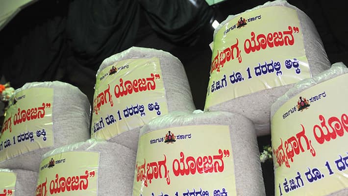 More than 70 quintals Anna Bhagya Rice seized in black market snr More than 70 quintals Anna Bhagya Rice seized in black market snr