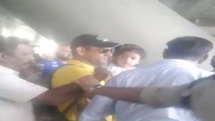 dhoni came with fis family frim airport dhoni came with fis family frim airport