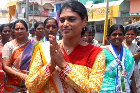 వైయస్ఆర్ కాంగ్రెస్ పార్టీ అధికారంలోకి రావడంలో ఆమె పాత్ర కీలకం. ముఖ్యమంత్రి పదవి చేపట్టేందుకు సీఎం వైయస్ జగన్ సుమారు పదేళ్లపాటు నానా కష్టాలు పడ్డారు. ఆ పదేళ్లలో వైయస్ జగన్ వెన్నంటి నిలిచారు సోదరి వైయస్ షర్మిల.