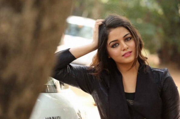 Actress wamiqa gabi saree photos goes viral