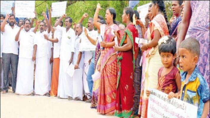 Six villagers block the Taluka office and fight ... Why? Six villagers block the Taluka office and fight ... Why?