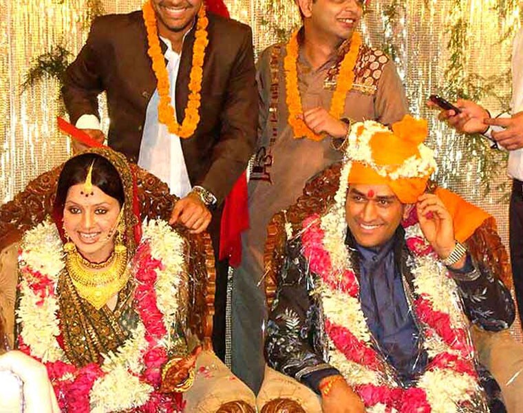 ms dhoni 10th wedding anniversary dhoni sakshi love story ms dhoni untold story fisrt meeting kpt