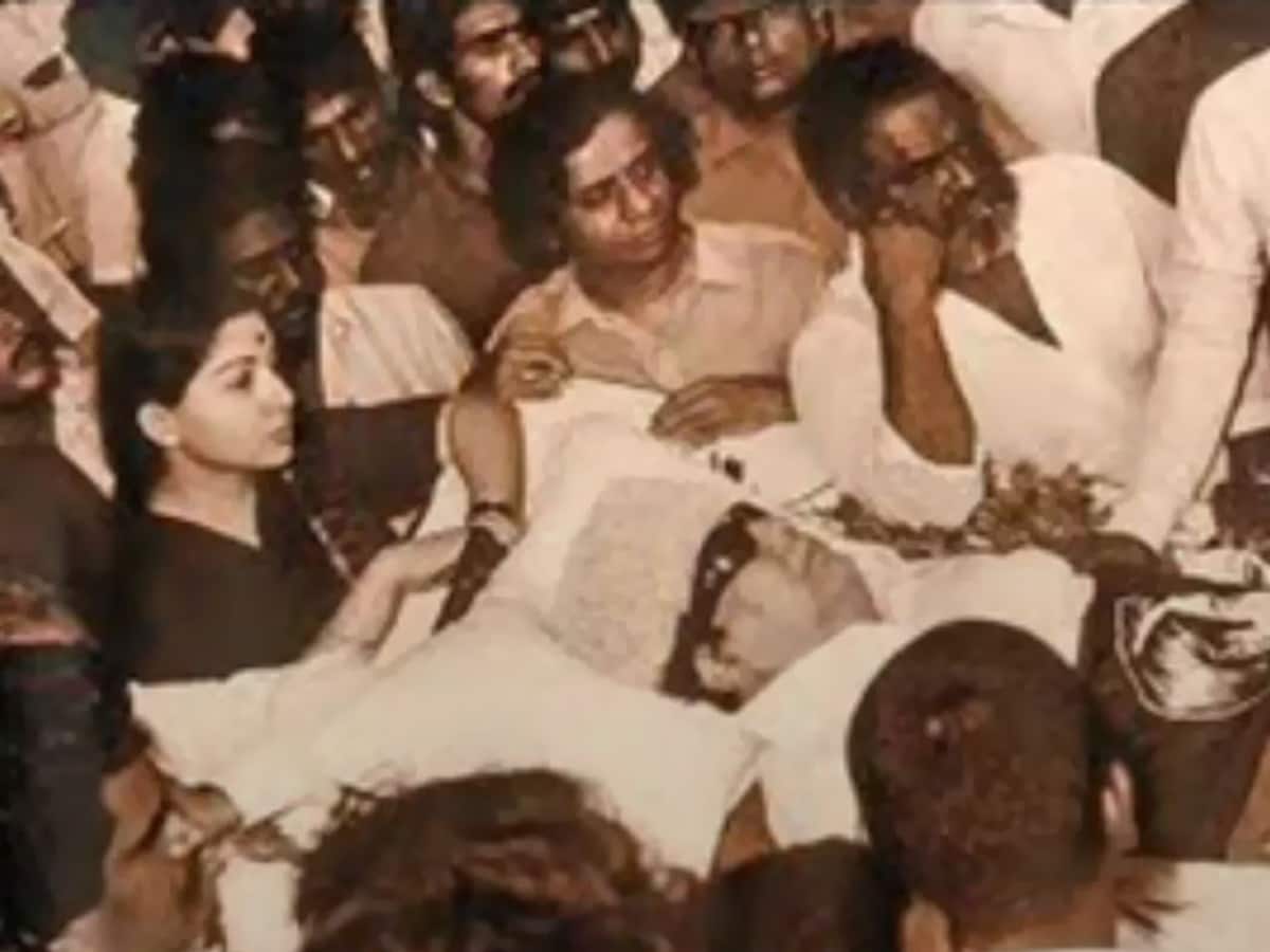 AIADMK Turns to Jayalalitha's Legacy as Former Aide Sasikala Walks Out of  Jail | NewsClick