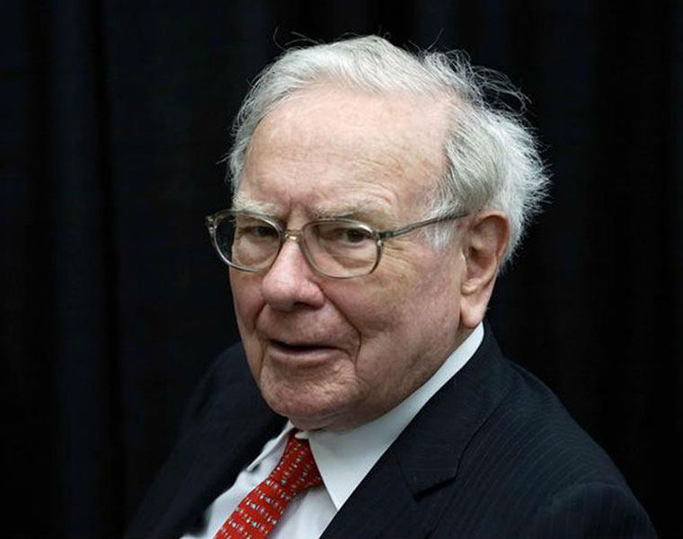 वॉरेन बफेट (Warren Buffett)
वॉरेन बफेट ने 2014-18 के बीच टैक्स के रूप में केवल 23.7 मिलियन डॉलर जमा किया। इन 4 साल के बीच उनकी संपत्ति करीब 24.30 अरब डॉलर थी। 