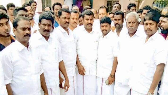 wearing admk vetti and rally Dinakaran Team oppose minister speech wearing admk vetti and rally Dinakaran Team oppose minister speech