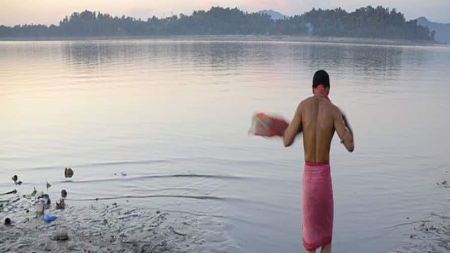 திடீரென கருப்பாக மாறிய நதி..! பொதுமக்கள் பீதி..ஆற்று நீரை பயன்படுத்த