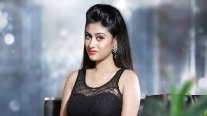 oviya enter in bigboss home for kalavani movie promotion oviya enter in bigboss home for kalavani movie promotion