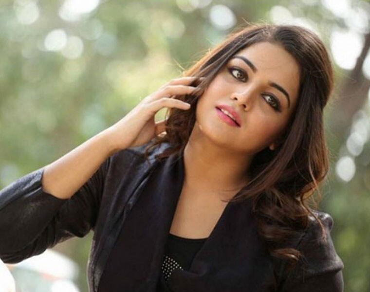 Actress wamiqa gabi saree photos goes viral