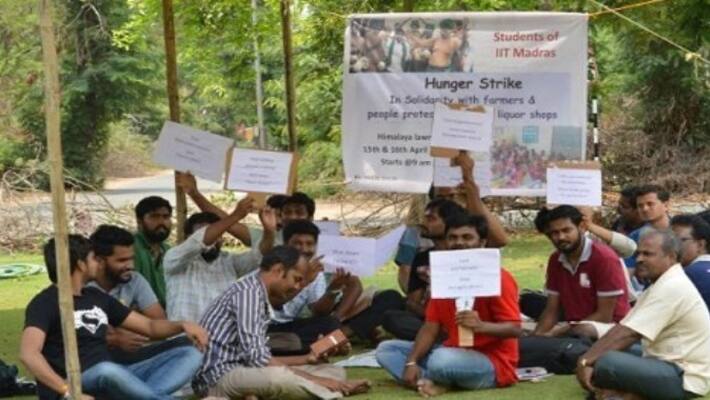 iit students-protest-against-tasmac iit students-protest-against-tasmac