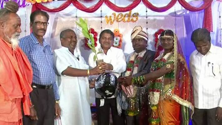 Couple Gave A Plant And Helmet As A Gift To The Guest On Their Wedding Day Couple Gave A Plant And Helmet As A Gift To The Guest On Their Wedding Day