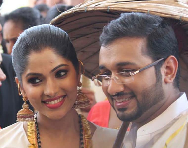 thaamirabharani bhanu lip lock with Husband on her 5th wedding anniversary photo going viral