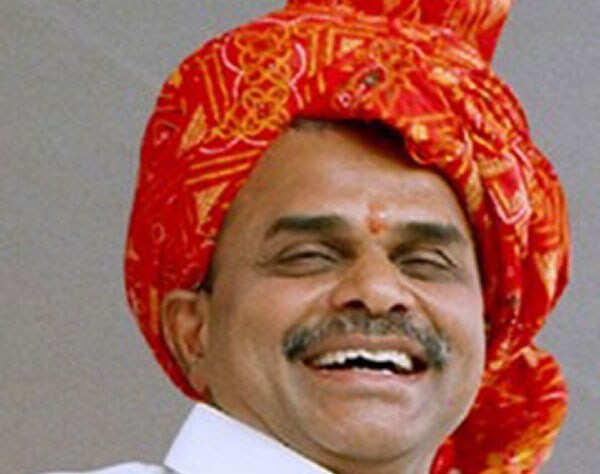 వైఎస్ రాజశేఖర్ రెడ్డి ముఖ్యమంత్రిగా ప్రమాణ స్వీకారం చేసిన సమయంలో రైతులకు ఉచిత విద్యుత్ ఫైలుపై సంతకం చేశారు. అవశేష ఆంధ్రప్రదేశ్ రాష్ట్ర ముఖ్యమంత్రిగా వైఎస్ జగన్ ముఖ్యమంత్రిగా ప్రమాణం చేసిన తర్వాత పెన్షన్ల పెంపు ఫైలుపై సంతకం చేశారు. పాదయాత్ర నిర్వహించిన సమయంలో హామీ ఇచ్చినట్టుగానే పెన్షన్ ను రూ. 3 వేలను పెంచుతామన్నారు.
