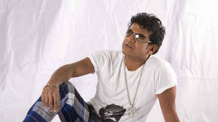 Actor Shivanna Watch Dasara Sit In Rode Side Actor Shivanna Watch Dasara Sit In Rode Side